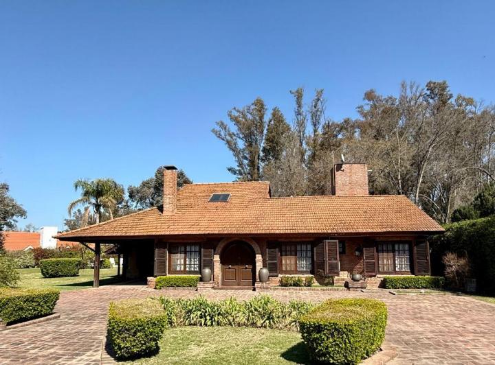 Casa · 306m² · 6 Ambientes · 1 Cochera