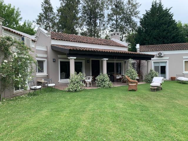 Casa · 320m² · 5 Ambientes