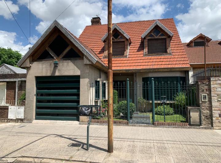 Casa · 213m² · 4 Ambientes · 1 Cochera