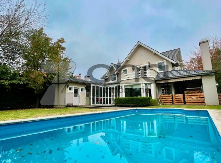 Casa · 300m² · 5 Ambientes · 1 Cochera