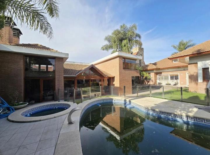 Casa · 430m² · 4 Ambientes · 4 Cocheras