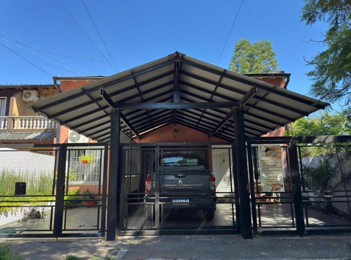 Casa · 220m² · 4 Ambientes · 1 Cochera