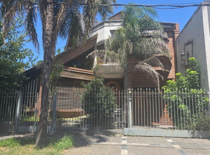 Casa · 500m² · 5 Ambientes · 3 Cocheras