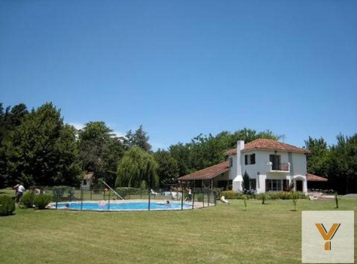 Casa · 450m² · 5 Ambientes · 2 Cocheras