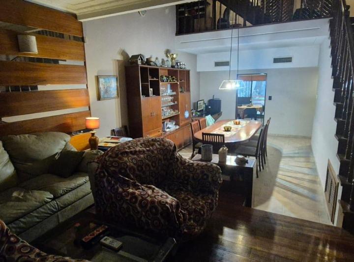 Casa · 280m² · 5 Ambientes · 2 Cocheras
