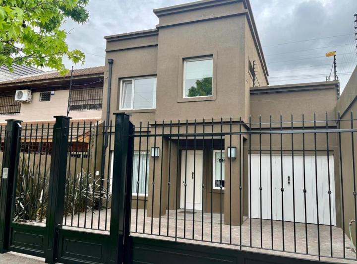 Casa · 180m² · 4 Ambientes · 3 Cocheras