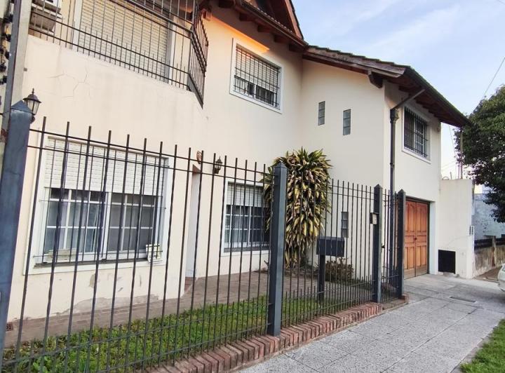Casa · 215m² · 5 Ambientes · 2 Cocheras