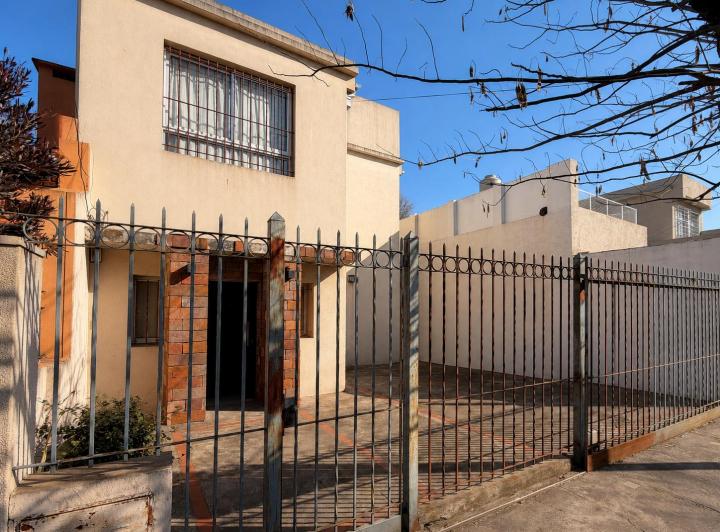 Casa · 170m² · 5 Ambientes · 2 Cocheras