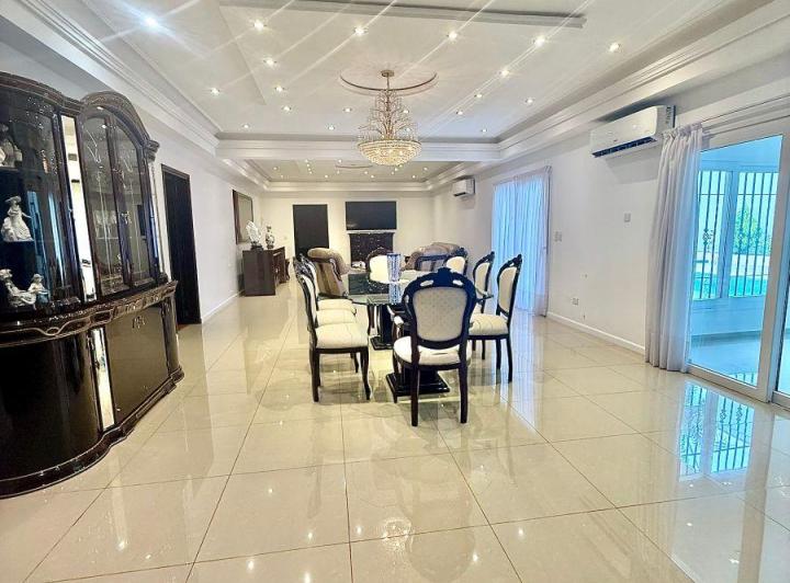 Casa · 450m² · 5 Ambientes · 2 Cocheras