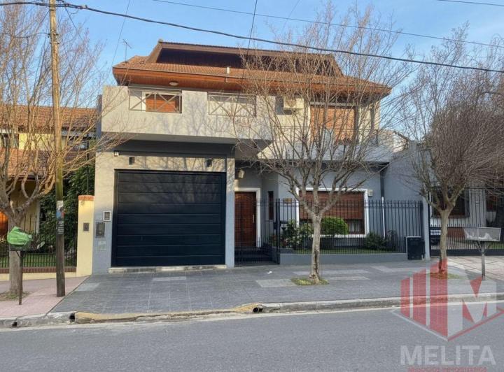 Casa · 200m² · 5 Ambientes · 3 Cocheras