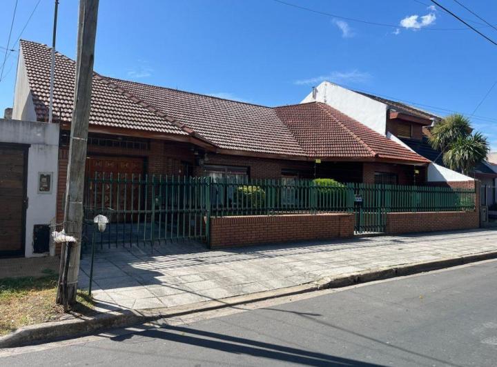 Casa · 258m² · 5 Ambientes · 1 Cochera