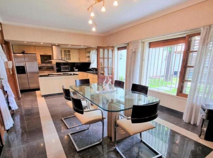 Casa · 340m² · 5 Ambientes · 2 Cocheras