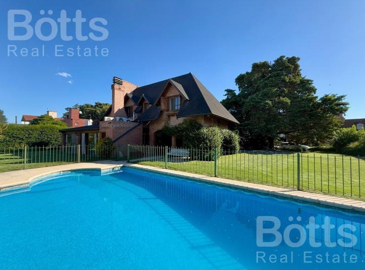 Casa · 225m² · 5 Ambientes · 6 Cocheras