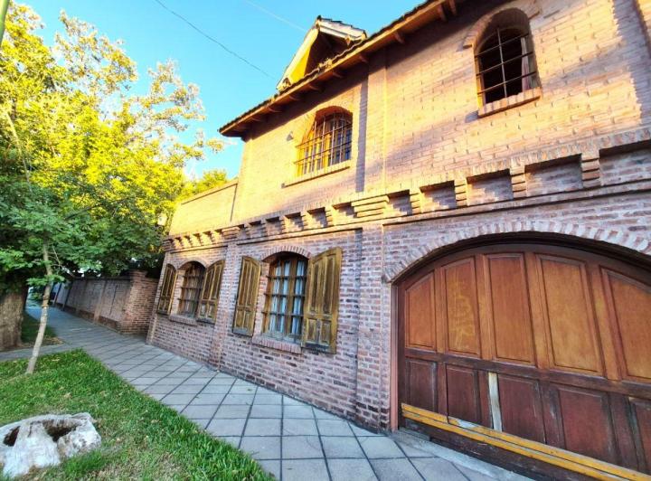 Casa · 210m² · 5 Ambientes · 2 Cocheras