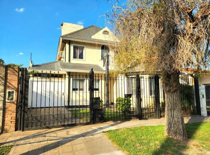 Casa · 200m² · 5 Ambientes · 3 Cocheras