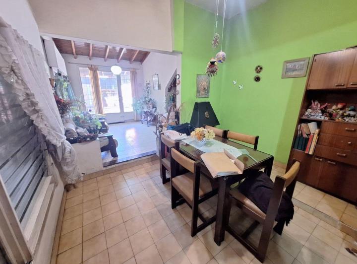 Casa · 230m² · 5 Ambientes · 1 Cochera