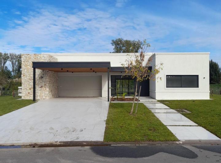 Casa · 241m² · 4 Ambientes · 2 Cocheras