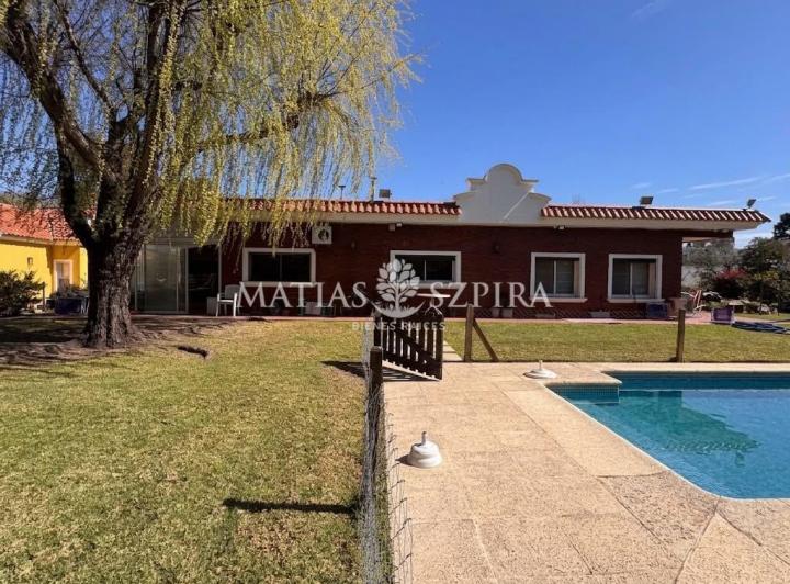 Casa · 300m² · 5 Ambientes · 1 Cochera