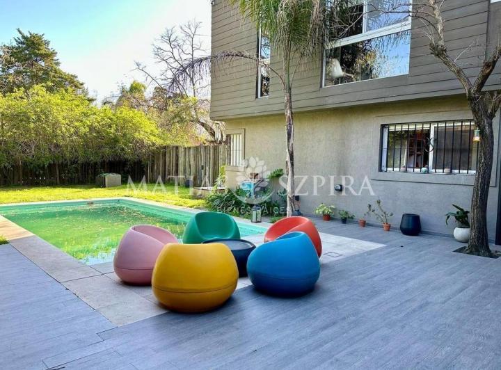 Casa · 210m² · 5 Ambientes · 2 Cocheras