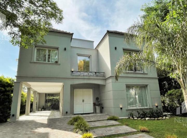 Casa · 229m² · 4 Ambientes · 5 Cocheras