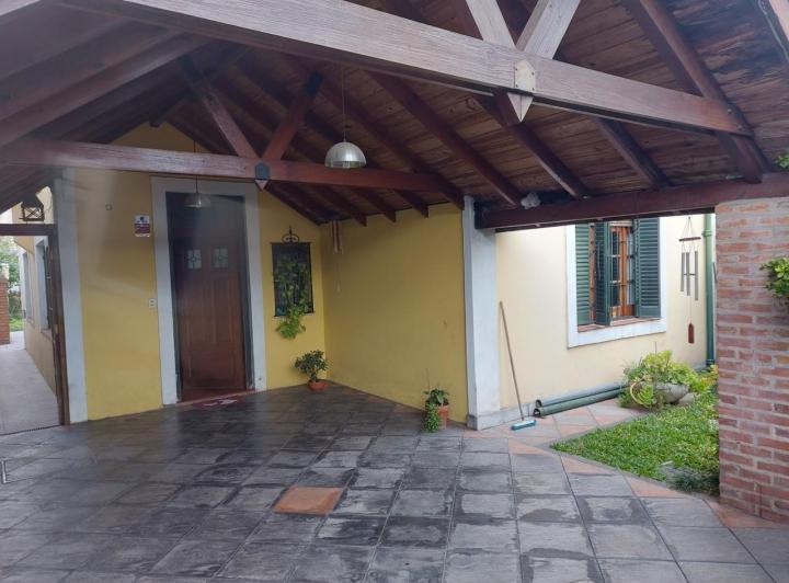 Casa · 240m² · 5 Ambientes · 1 Cochera