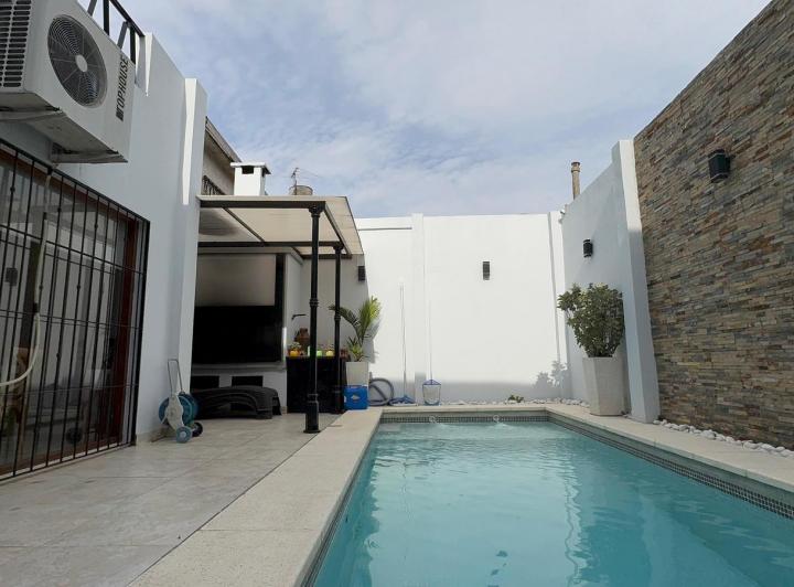 Casa · 260m² · 5 Ambientes · 2 Cocheras