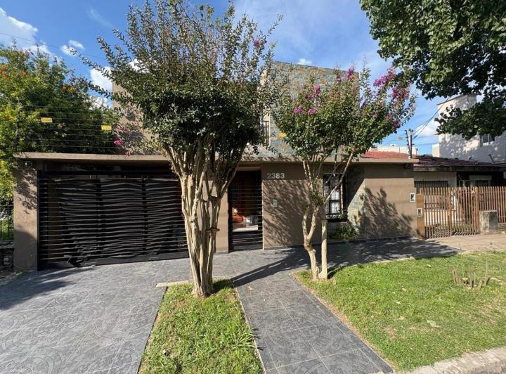 Casa · 200m² · 5 Ambientes · 2 Cocheras