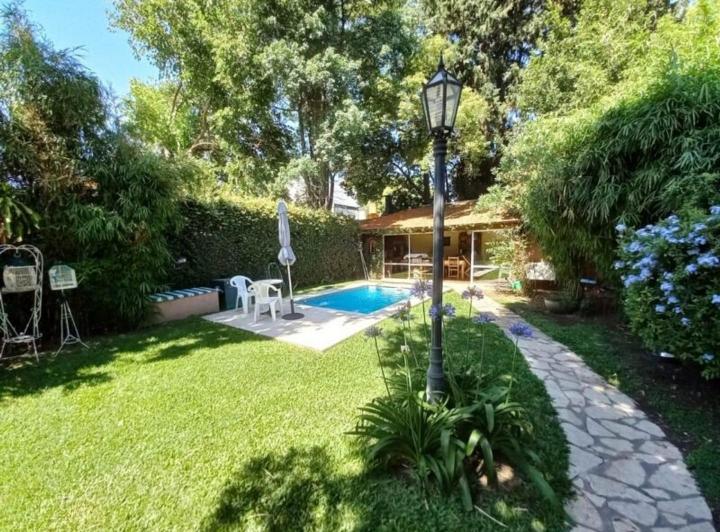 Casa · 200m² · 4 Ambientes · 2 Cocheras