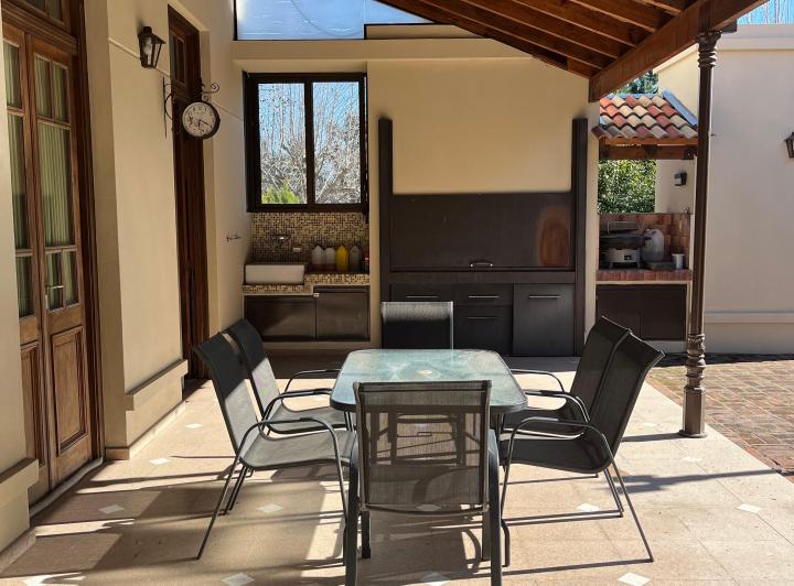 Casa · 180m² · 4 Ambientes · 3 Cocheras