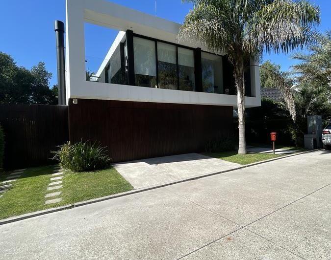 Casa · 250m² · 4 Ambientes · 2 Cocheras