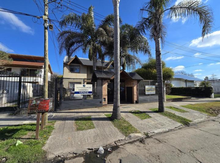 Casa · 110m² · 3 Ambientes · 2 Cocheras
