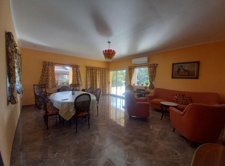 Casa · 140m² · 5 Ambientes · 4 Cocheras