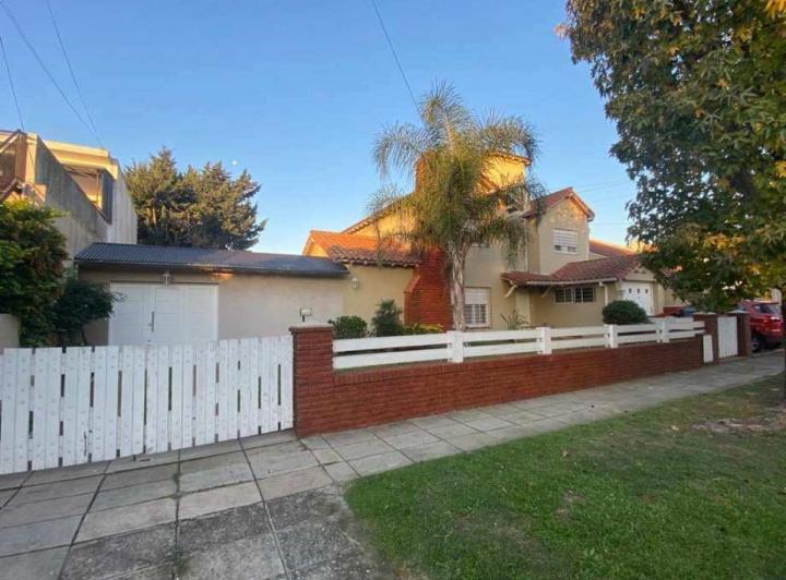 Casa · 330m² · 7 Ambientes · 3 Cocheras