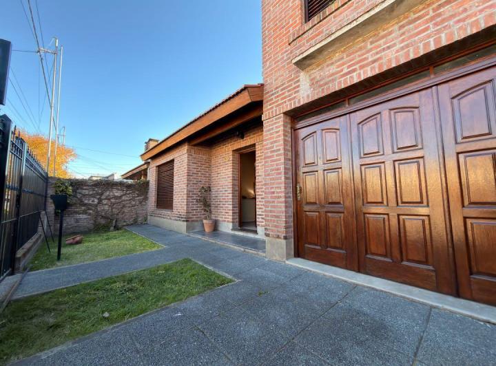 Casa · 194m² · 3 Dormitorios · 2 Cocheras