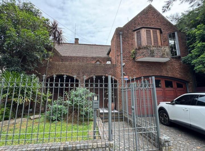 Casa · 400m² · 8 Ambientes · 1 Cochera
