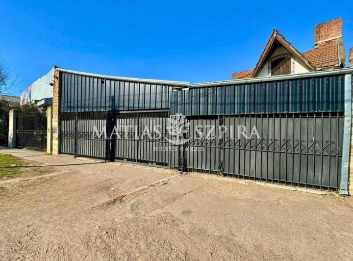 Casa · 400m² · 3 Ambientes · 4 Cocheras