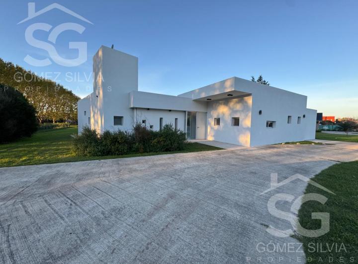 Casa · 219m² · 4 Ambientes · 5 Cocheras