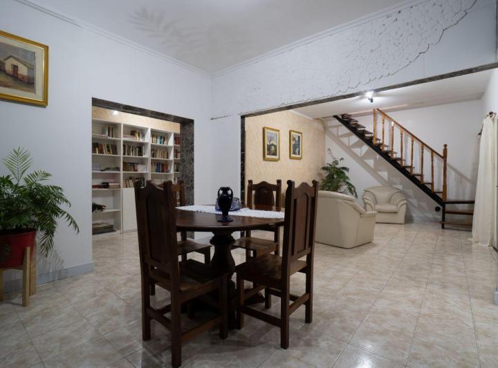 Casa · 285m² · 4 Ambientes · 1 Cochera