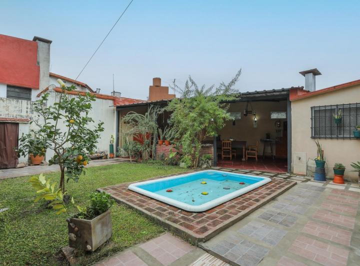 Casa · 240m² · 4 Ambientes · 2 Cocheras