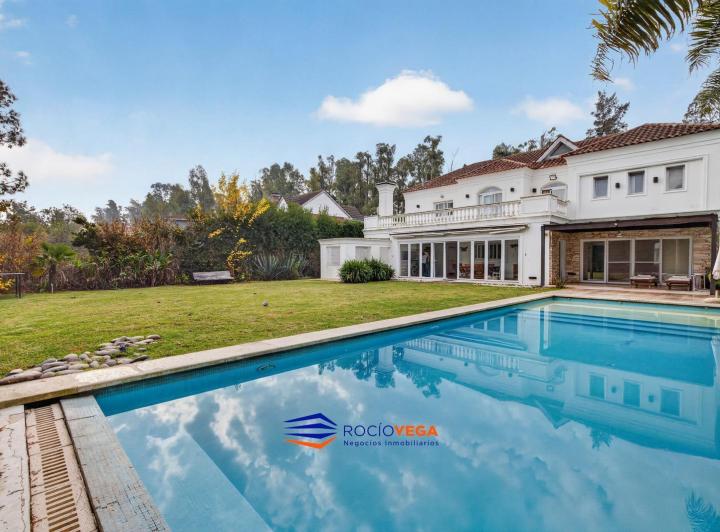 Casa · 972m² · 8 Ambientes · 2 Cocheras