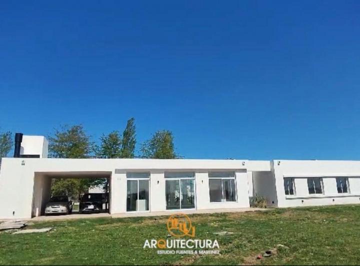 Casa · 225m² · 5 Ambientes · 4 Cocheras