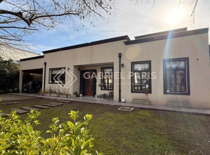 Casa · 250m² · 5 Ambientes · 3 Cocheras