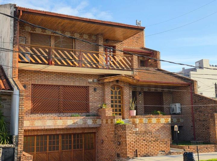 Casa · 300m² · 5 Ambientes · 4 Cocheras