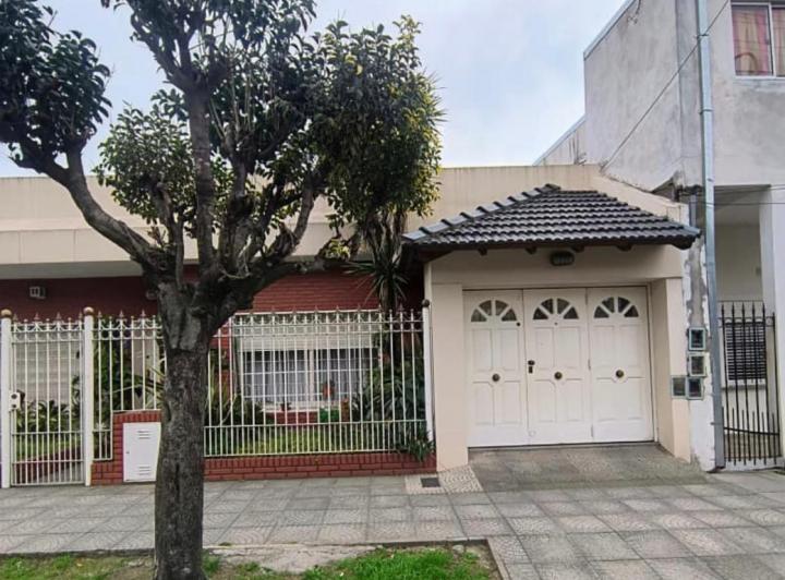 Casa · 130m² · 4 Ambientes · 1 Cochera