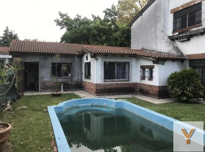 Casa · 255m² · 8 Ambientes · 2 Cocheras