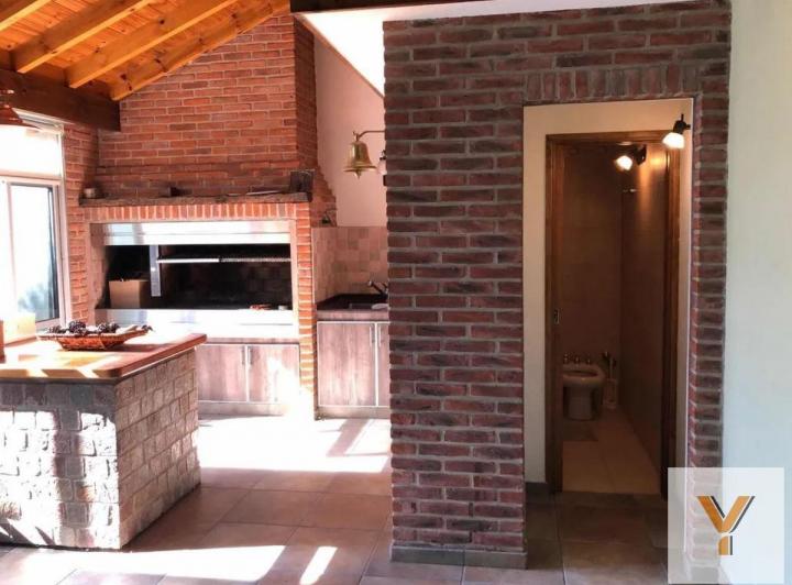 Casa · 200m² · 5 Ambientes · 2 Cocheras