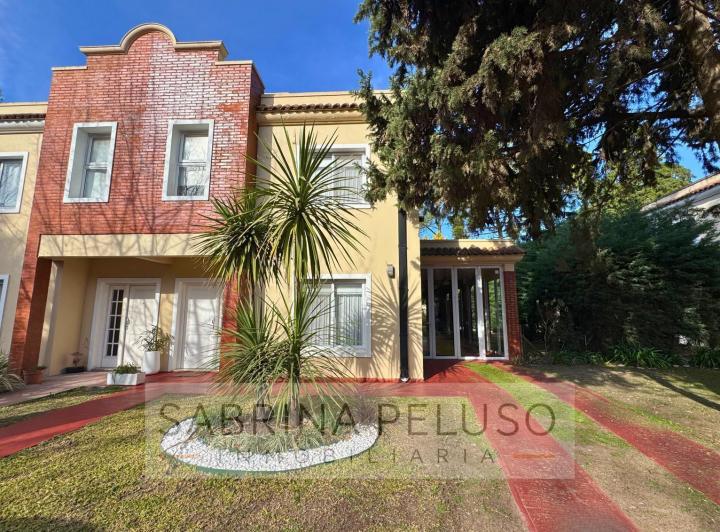Casa · 94m² · 3 Ambientes · 2 Cocheras