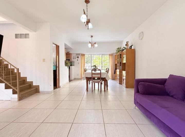 Casa · 200m² · 5 Ambientes · 2 Cocheras