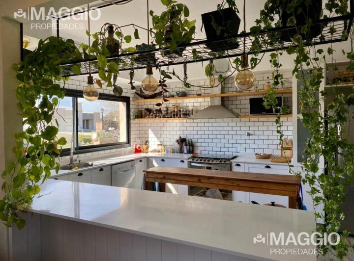 Casa · 300m² · 5 Ambientes · 2 Cocheras