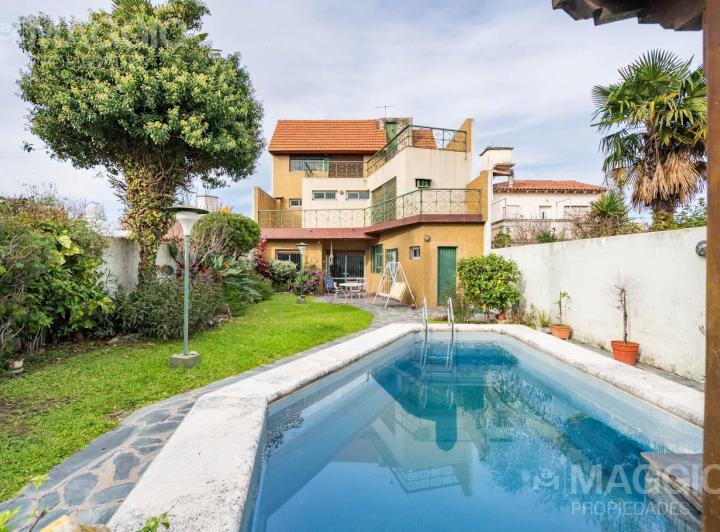 Casa · 330m² · 5 Ambientes · 2 Cocheras
